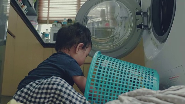 一个小男孩在家里洗衣服视频下载
