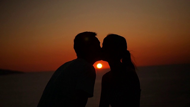 一对浪漫的情侣在夕阳下接吻视频素材