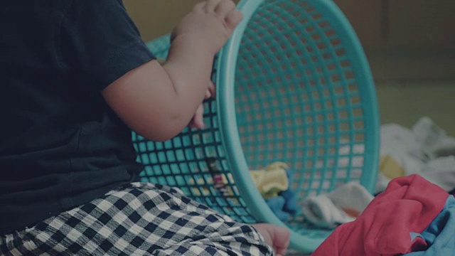 亚洲小男孩在家学习叠衣服视频下载