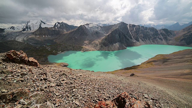 阿拉库尔湖位于吉尔吉斯斯坦天山山脉视频下载