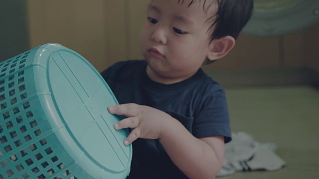 亚洲小男孩在家学习叠衣服视频下载