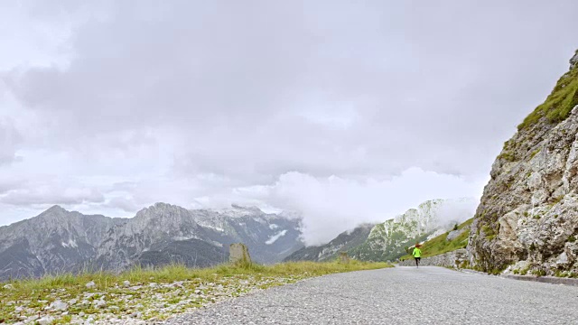 一个女人在高山路上奔跑视频素材