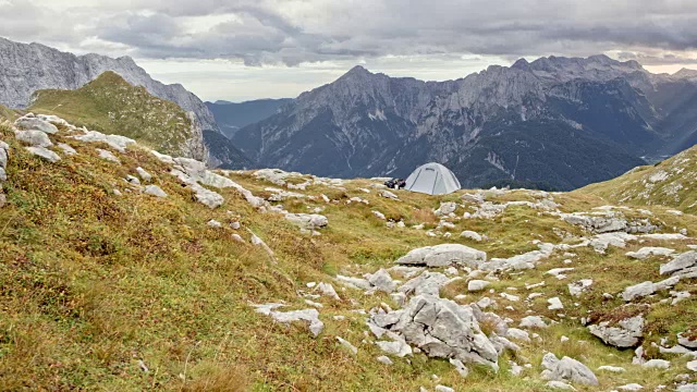 帐篷搭在高山上岩石覆盖的草地上视频素材