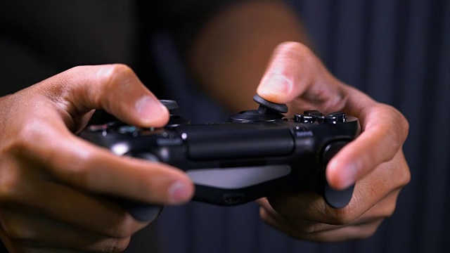 ECU握着视频游戏控制台控制杆的手的镜头视频素材