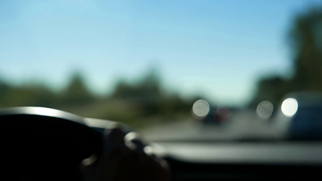 模糊的运动女人在路上开车和听音乐视频素材