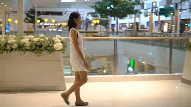 年轻的泰国女士走进购物中心视频素材
