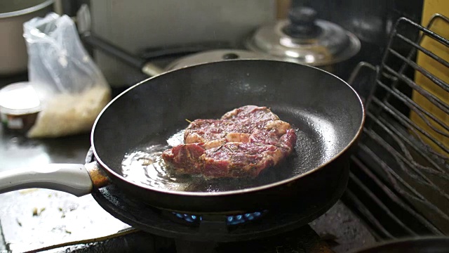 烹饪牛排视频素材