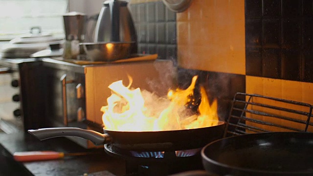 慢动作高清:燃烧的牛肉在平底锅视频素材