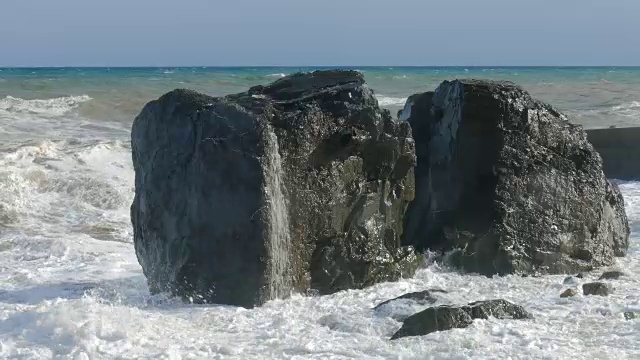 近距离观察，暴风雨的海岸上的巨石视频素材