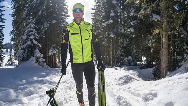 越野滑雪者穿过树林视频下载