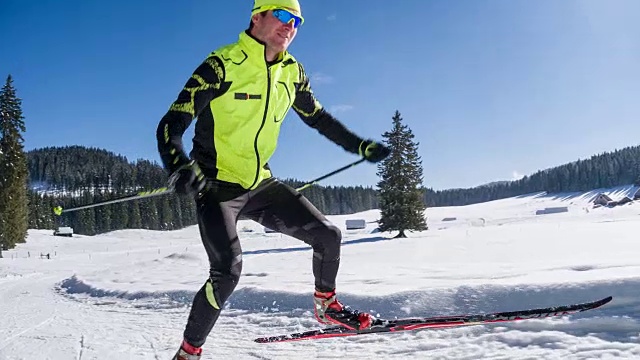 微笑的越野滑雪者接近终点线视频下载