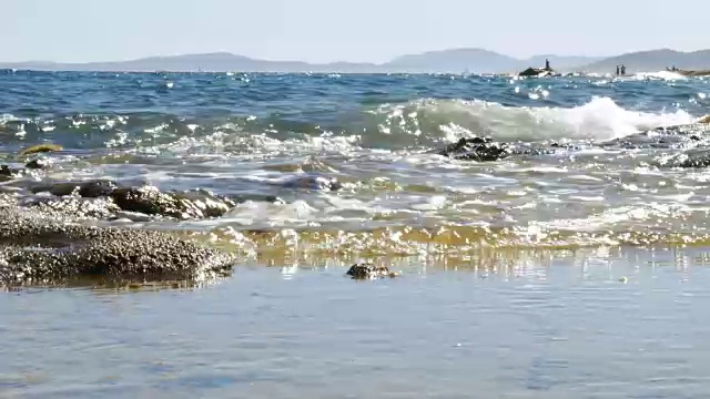 海面景观与岩石在一个明亮的夏日- 4k视频素材