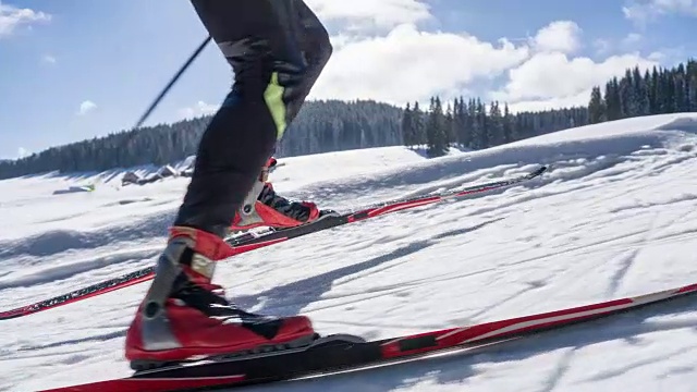 越野滑雪者在山上滑冰视频下载