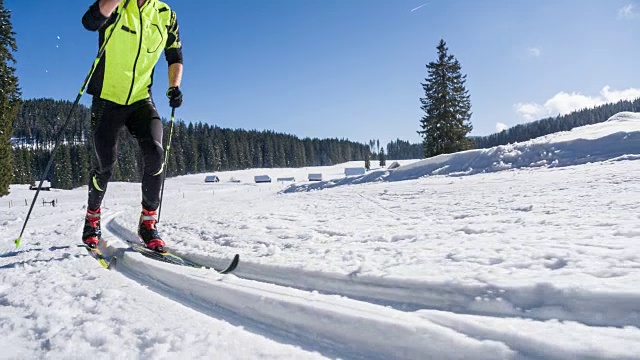 在滑雪跑道上滑行的越野滑雪者视频素材