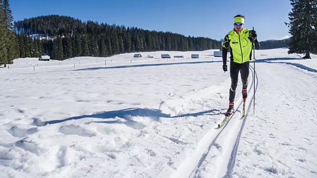 越野滑雪者在冬季滑雪轨道上滑行视频素材