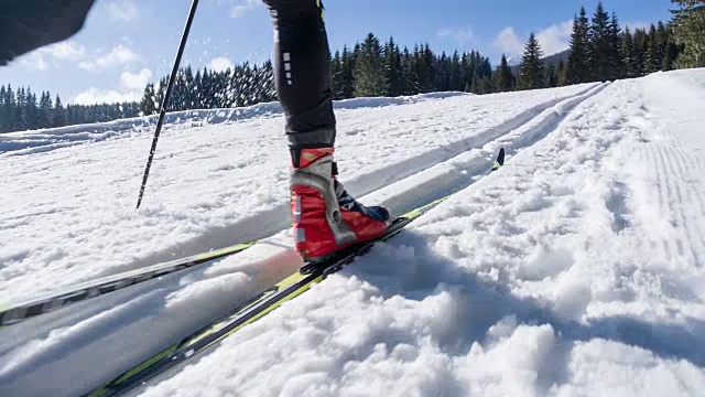 在一条平行的槽状滑雪跑道上的越野滑雪者视频下载