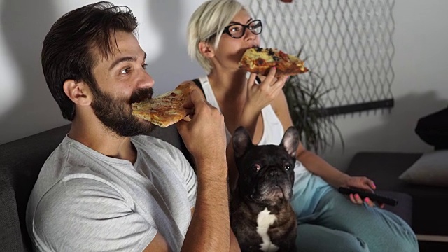 两个人一边吃披萨一边看电视视频下载