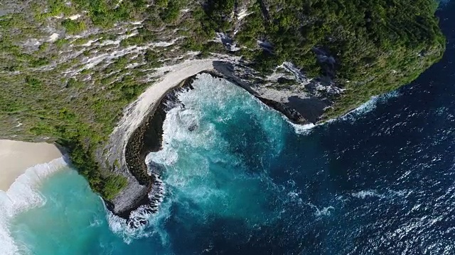 无人机拍摄的海浪冲到岩石上的画面视频素材