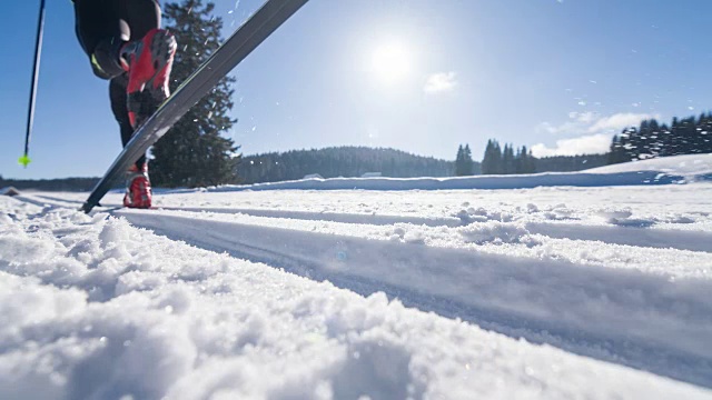 在一条平行的槽状滑雪跑道上的越野滑雪者视频素材