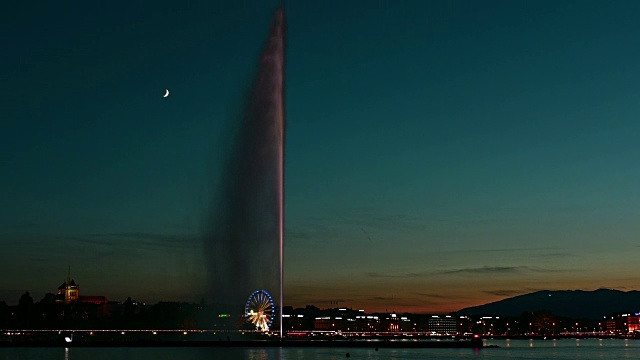 夕阳和月光下的日内瓦湖大喷泉视频素材