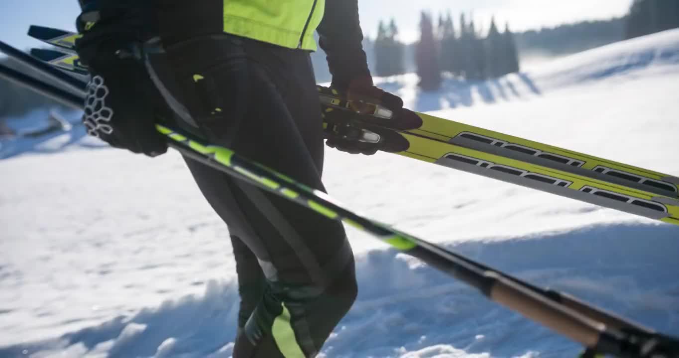 背着运动器材的越野滑雪者视频购买