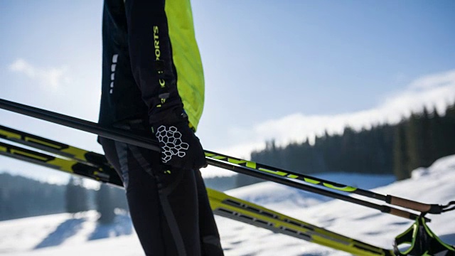 背着运动器材的越野滑雪者视频素材