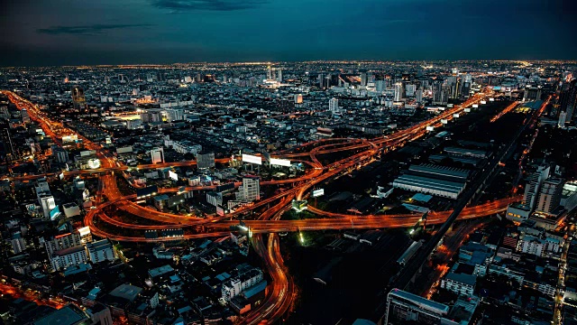 Cinemagraph 4K分辨率，曼谷市中心的夜景，从摩天大楼的顶部观看，展示道路上的照明交流概念。抽象背景与HRD效果滤镜。视频购买