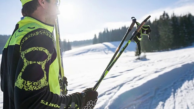 携带滑雪板和滑雪杖的越野滑雪者视频素材