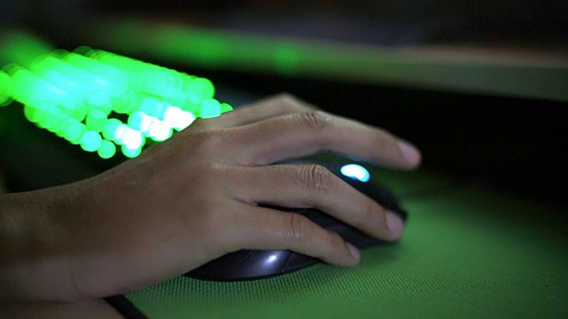 玩家手使用游戏鼠标和LED键盘视频下载