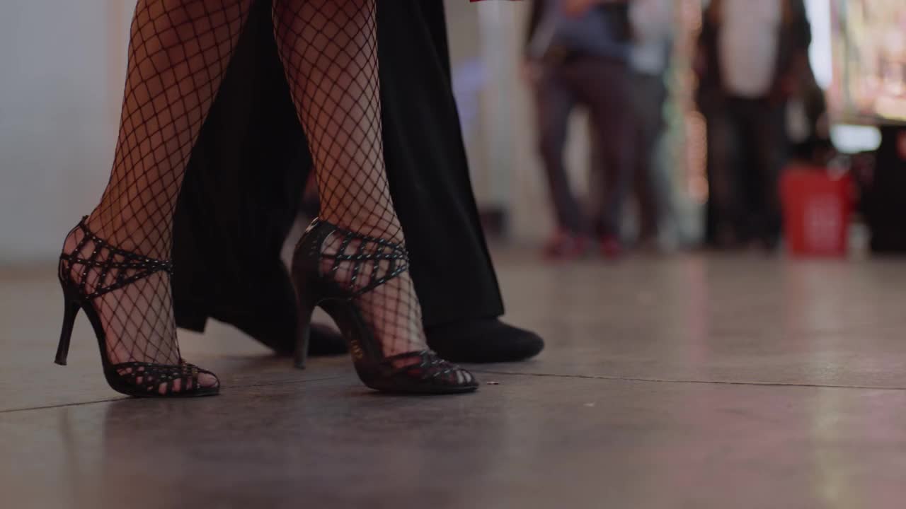 铜。专业的舞厅舞者在拉斯维加斯赌场外表演同步的舞蹈。视频下载