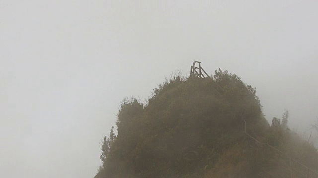 雾在山上滚动视频素材