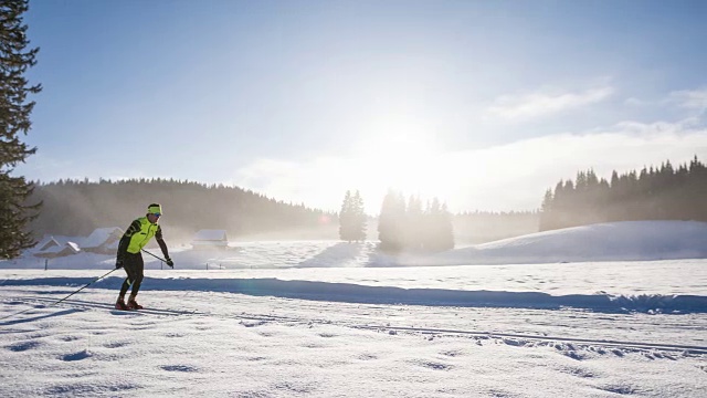 越野滑雪在冬季仙境视频下载