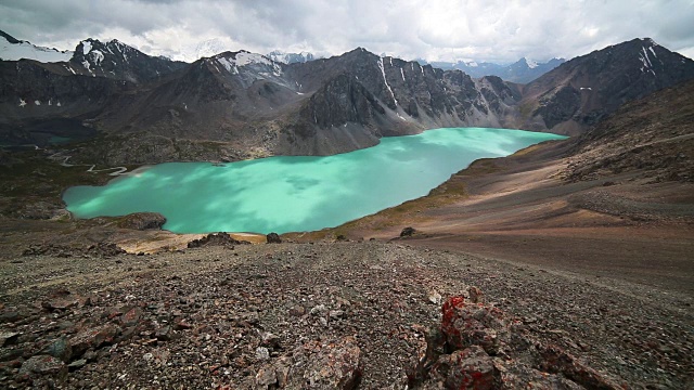 阿拉库尔湖位于吉尔吉斯斯坦天山山脉视频下载