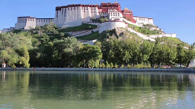 布达拉宫和湖在城市公园，中国西藏拉萨视频下载