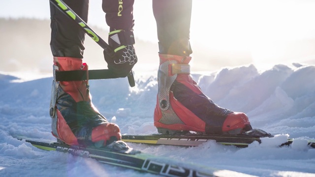 绑带越野滑雪靴视频素材
