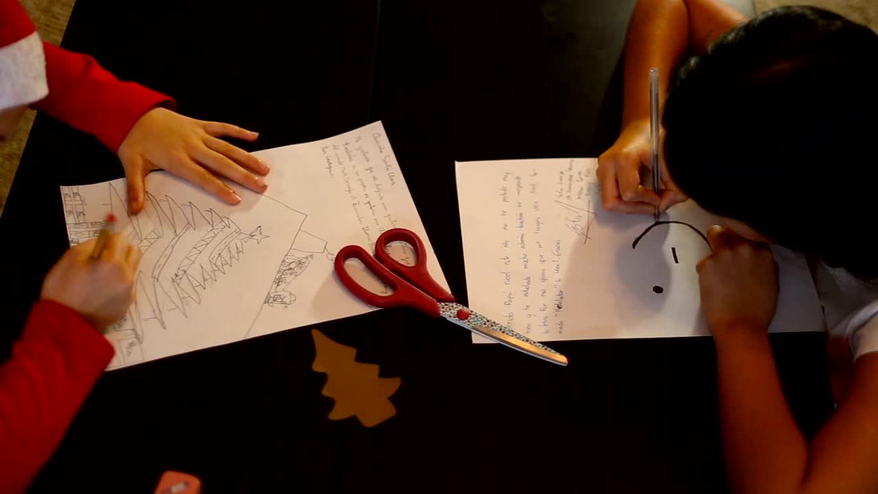 圣诞节在西班牙。两姐妹给家里的圣诞老人(或三个智者)写信视频素材