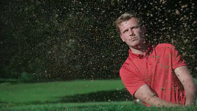 一个高尔夫球手用慢动作从沙坑中打出一杆。视频下载