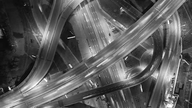 高速公路立交桥上的交通。空中夜景延时城市交通。视频素材