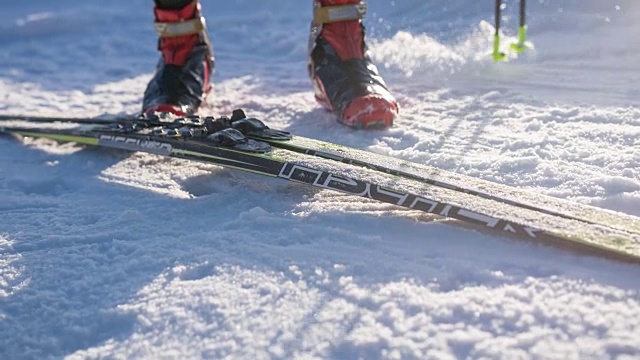 越野滑雪者把滑雪板放在雪地上视频素材