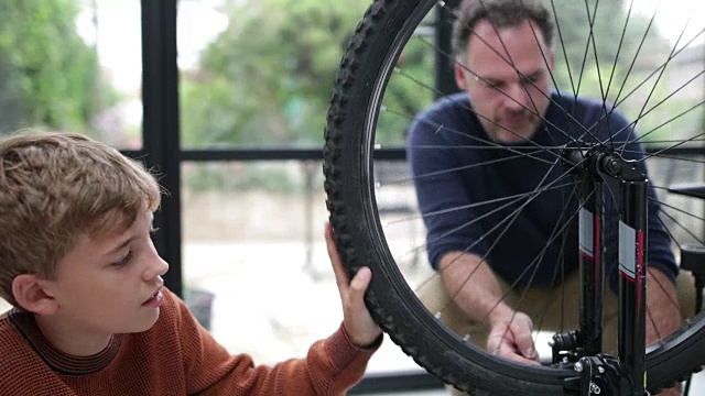 父亲教儿子如何保养他的自行车视频素材