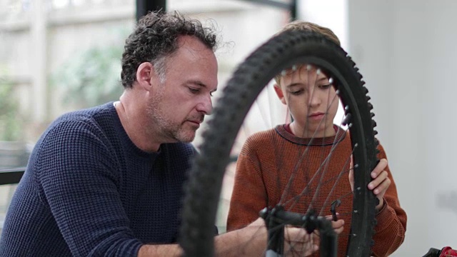 父亲教儿子如何保养他的自行车视频素材
