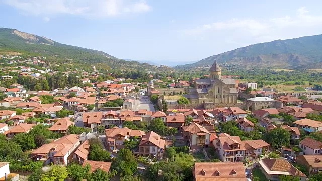 格鲁吉亚旧首都的全景录像。Mtskheta。主教堂，红色屋顶的村庄和河流视频下载