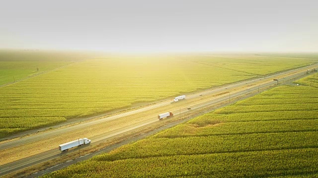 横穿玉米田的州际公路-航拍视频素材