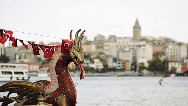 游船漂浮在博斯普鲁斯，加拉塔和伊斯坦布尔的城市景观背景视频下载