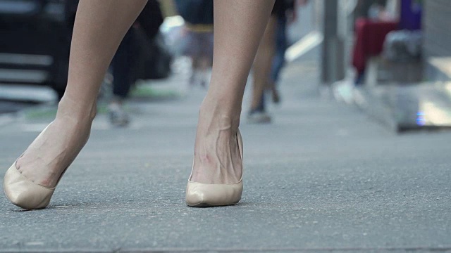 街上穿着高跟鞋的女人们视频素材