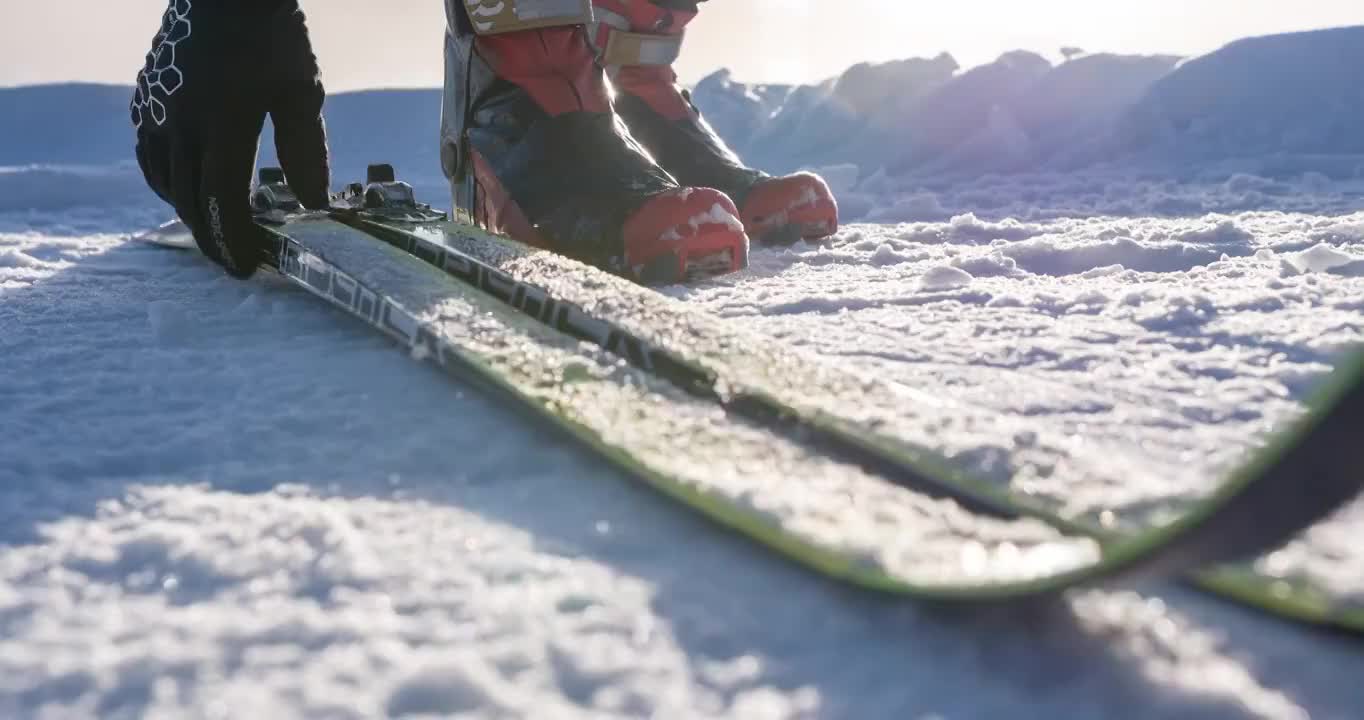 越野滑雪者拾起和搬运运动器材视频素材