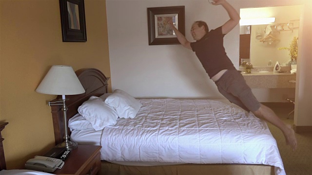 一个男人在床上跳的慢镜头视频下载