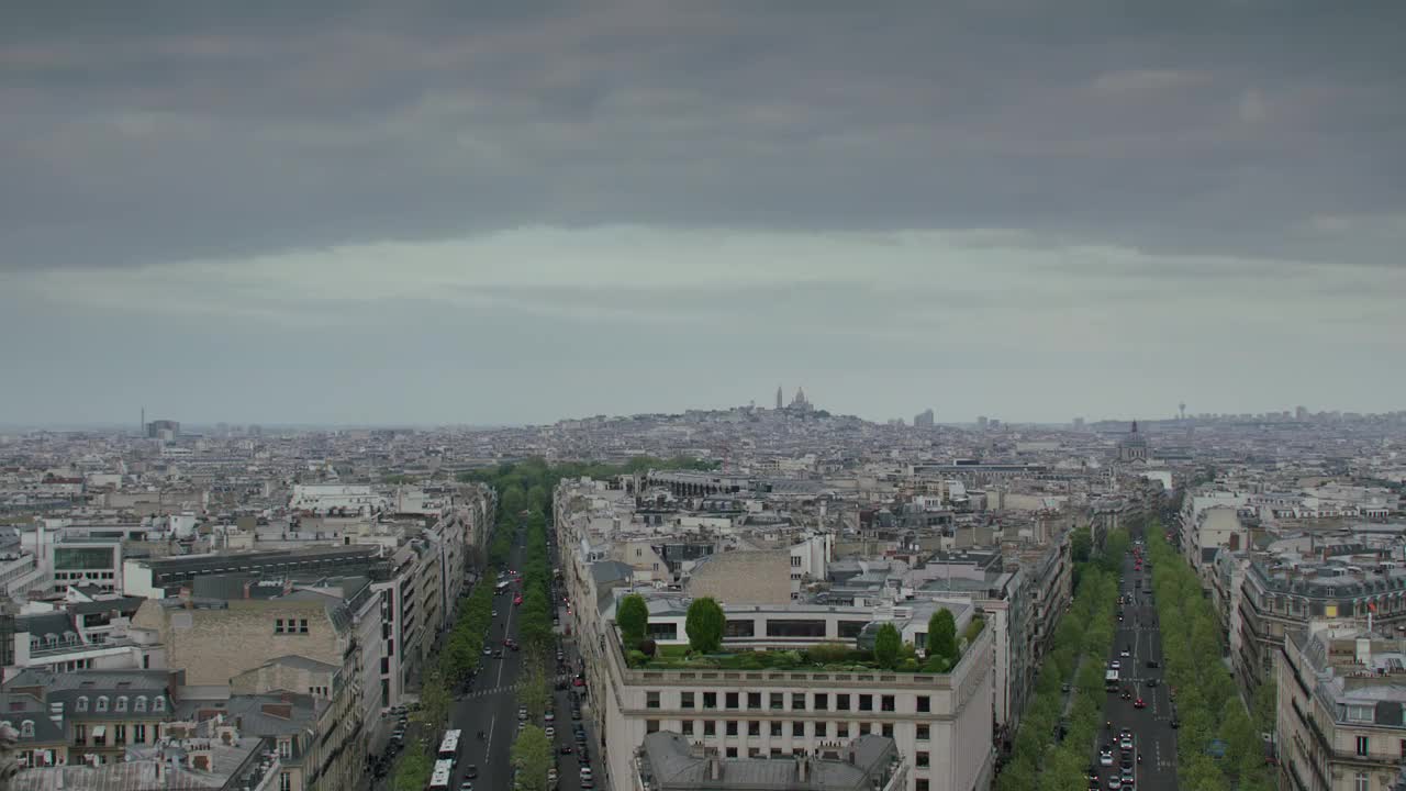 WS PAN HA从凯旋门顶部俯瞰。法国巴黎，交通在拥挤的城市景观和埃菲尔铁塔上行驶视频素材