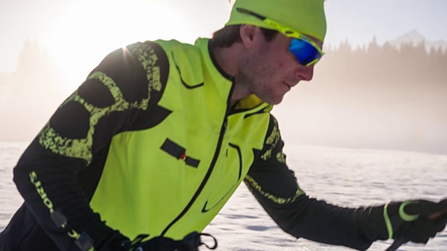 越野滑雪者戴上太阳镜，准备参加比赛视频素材