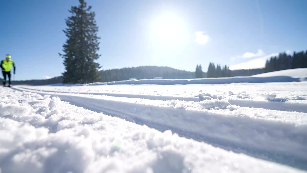 年轻男子运动员在滑雪道上越野滑雪视频素材